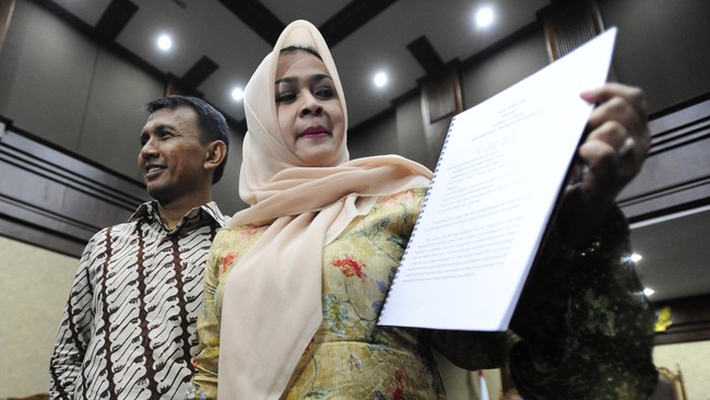 Gatot Pujo dituntut 4,5 tahun penjara, sementara Evy Susanti dituntut 4 tahun penjara atas tuduhan suap dalam perkara Bansos di Sumatera Utara.
