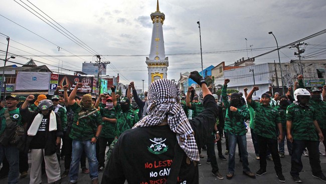 Beberapa anggota Komisi I DPR RI yang mengkaji isu pertahanan, luar negeri dan komunikasi tidak mendukung pengakuan hak kepada kelompok LGBT. 