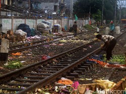 Video: Duh! Ada Tumpukan Sampah di Gang Belakang Stasiun Pasar Minggu