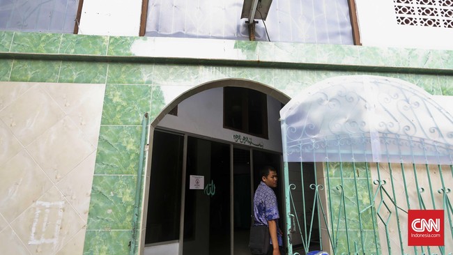 Penceramah di Masjid Asy Syuhada, Gunung Sahari, Jakarta Pusat, menggunakan telepon seluler pintar untuk melihat hadis yang dia jadikan rujukan.
