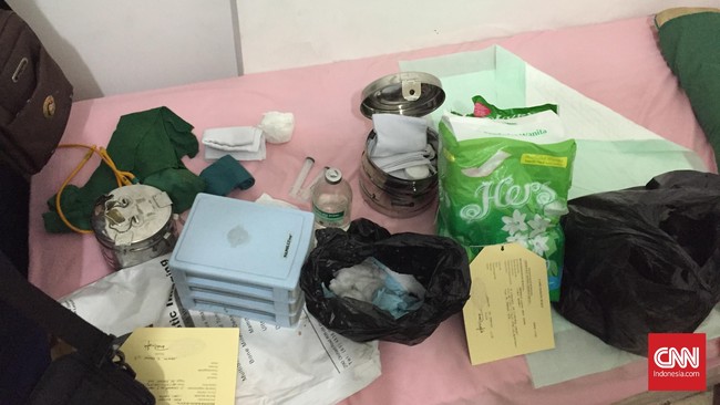 Polda Metro Jaya menemukan beberapa tulang bayi dalam lubang di klinik ilegal di Cikini. Ada 10-15 tulang yang ditemukan.