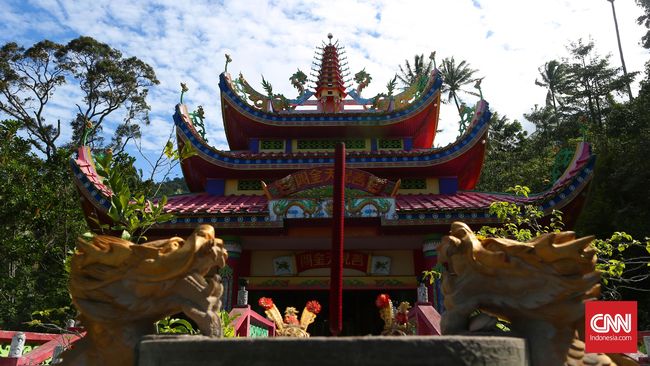 Singkawang memiliki banyak vihara atau pekong. Salah satunya adalah Vihara Surga Neraka. Vihara ini disebut-sebut sebagai vihara tertinggi di Kalimantan Barat.