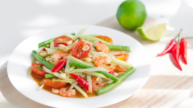 Famous papaya salad in Asia. Especially in Thailand, it's called Ilustrasi Makanan di Phuket