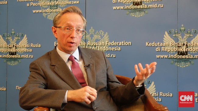 Dubes Rusia untuk RI, Mikail Galuzin, meminta Savchenko untuk tutup mulut, menyusul seruannya agar warga Rusia menentang pemerintah mereka.
