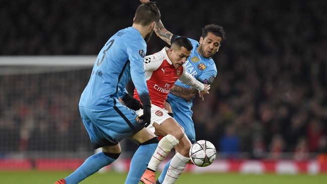 Arsenal kalah dari tim tamu, Barcelona dengan skor 0-2. Kebobolan dua gol di kandang itu membuat Arsenal setidaknya butuh kemenangan 3-0 saat leg kedua.