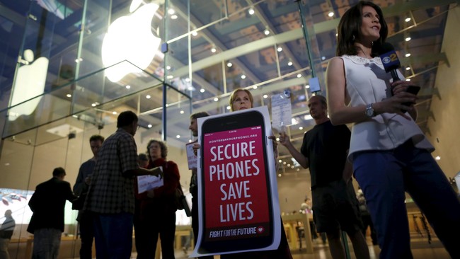 Puluhan orang terlihat melakukan demo di depan Apple Store sebagai protes terhadap FBI.