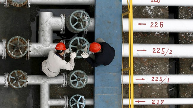 Harga minyak anjlok 3 persen. Data ekonomi China yang memburuk membuat pasar kembali khawatir mengenai perlambatan permintaan minyak.