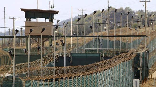 Oman menerima 10 orang narapidana dari Guantanamo sebagai bagian dari salah satu gebrakan Presiden AS Barack Obama untuk mengurangi penghuni penjara tersebut.