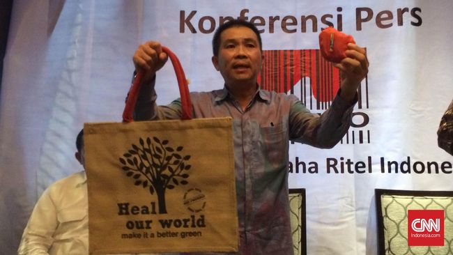 Wakil Ketua Umum Aprindo Tutum Rahanta menyebut Wakil Gubernur Jakarta Djarot Saiful Hidayat meminta harga kantong plastik peritel di daerahnya Rp5 ribu.