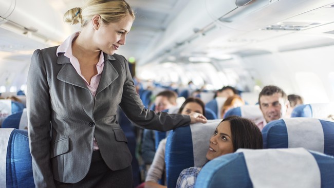 Ketika kejadian, awak kabin telah meminta wanita itu untuk duduk tegak di kursinya, karena pesawat akan lepas landas, tapi terus ditolak.