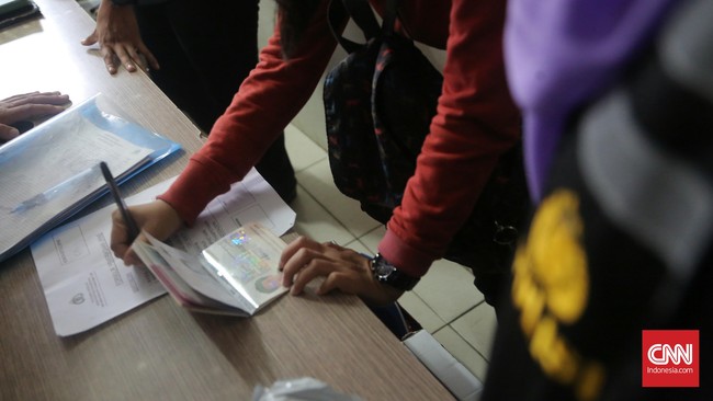 Tindakan razia itu tak sesuai dengan UU nomor 24 tahun 2013 yang humanis. Daerah dilarang membuat kebijakan yang bertentangan dengan UU tersebut.