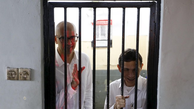 Guru Jakarta International School (JIS) terpidana pencabulan anak muridnya, Neil Bentlemen, pada Kamis (25/2) malam akhirnya menyerahkan diri.