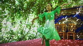 Xinjiang Lawan Terorisme dengan Dansa dan Nyanyian