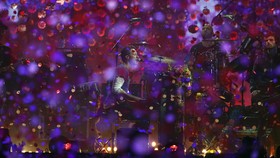 'Everglow,' Lagu Baru Coldplay dengan Suara Muhammad Ali