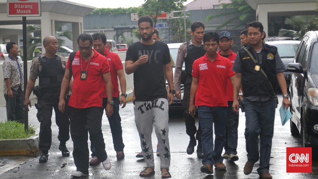 Anggota Polsek Pancoran mengamankan 13 pria yang diduga melakukan pesta seks di Apartemen Kalibata City, Jakarta Selatan.
