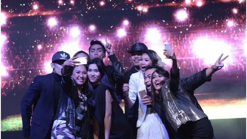 Sudah terkenal, suara bagus, wajah menarik, apa lagi yang dibutuhkan seorang penyanyi seperti Isyana Sarasvati? Selfie, ya, selfie.