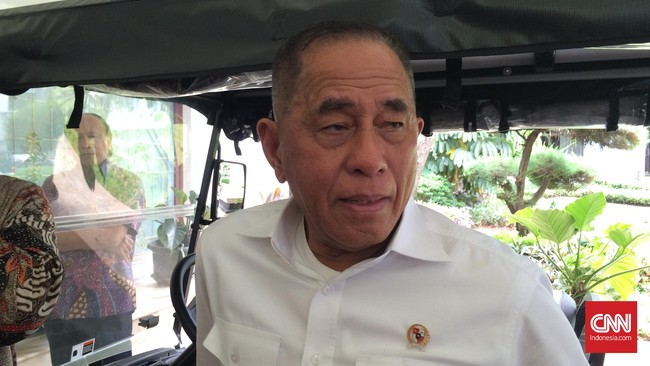 Pengguna atribut palu arit dianggap melanggar Ketetapan MPRS tentang larangan Partai Komunis Indonesia, organisasi underbouw PKI, dan ajaran komunisme.