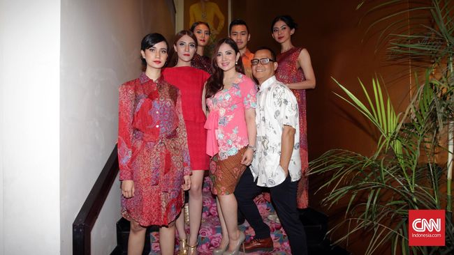 Nova Rini, mantan jurnalis yang kini jadi pengusaha, ingin mengembalikan nama besar Prajudi yang selama puluhan tahun hiatus, nyaris tergerus masa.
