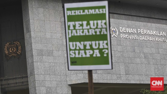 Sekretaris Kabinet Pramono Anung menyebut meski kewenangan ada di pusat, perlu dilihat apa sudah ada pendelegasian pada pemerintah provinsi soal reklamasi.