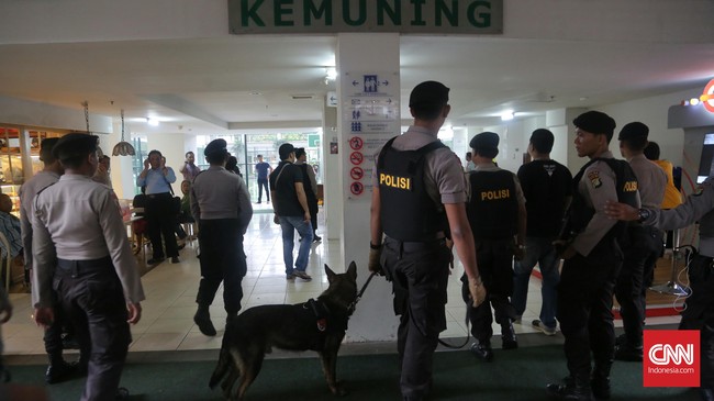 Sejumlah WNA diamankan. Selain itu, satu buah bong, lima papir dan sebuah alat bantu melinting tembakau juga turut disita.