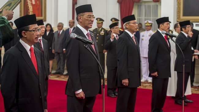 Presiden Joko Widodo melantik 10 duta besar untuk negara-negara sahabat di Istana Negara, Kamis (25/2).