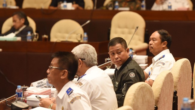 Ignasius Jonan, Mantan Menteri Perhubungan yang sebelumnya diberhentikan Presiden Jokowi kabarnya dipercaya sebagai Menteri ESDM.