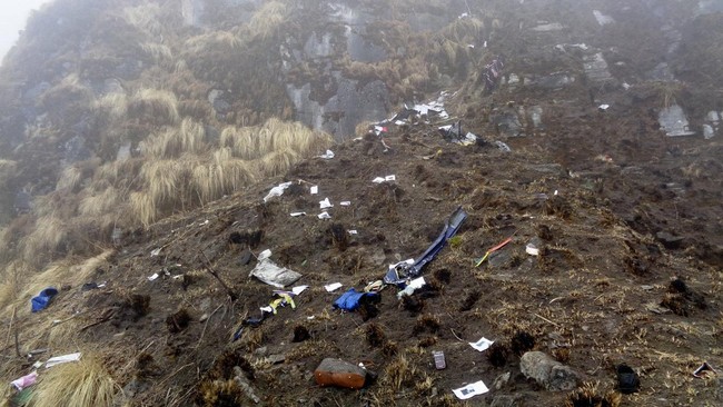 Tim tanggap bencana menemukan 19 jasad korban kecelakaan pesawat berpenumpang 23 orang yang menabrak lereng gunung di Nepal pada Rabu (23/2).