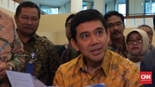 PNS yang bolos akan mendapat sanksi surat peringatan pertama yang dapat mempengaruhi karirnya. 