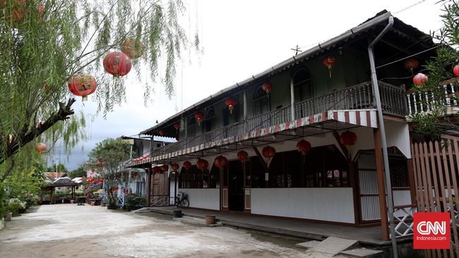 Gang kecil di Jalan Budi Utomo, Singkawang, ternyata menyimpan sejarah yang panjang. Di kawasan ini terdapat rumah bersejarah milik keluarga Thjia.