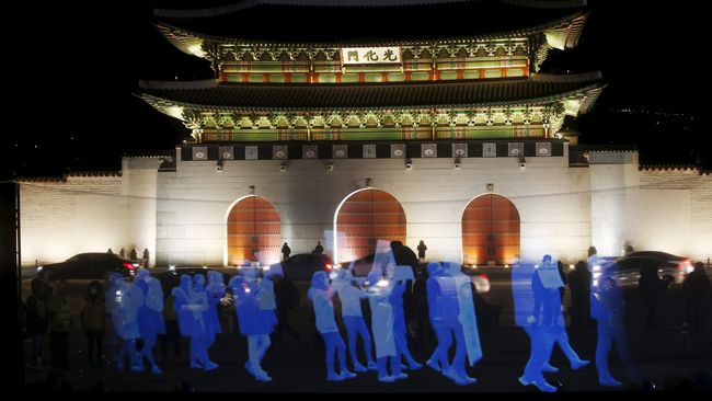 Hologram USA membeli panggung-panggung tua dan mengisinya dengan hologram selebriti yang telah tiada, seperti yang dilakukan pada Tupac Shakur di 2012.