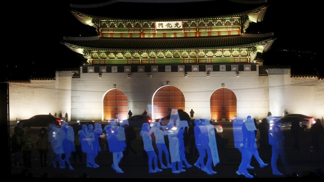 Puluhan "pengunjuk rasa hantu" muncul di ruas jalan Seoul untuk menyampaikan protes terhadap kebijakan pembatasan berkumpul pemerintah Korea Selatan.