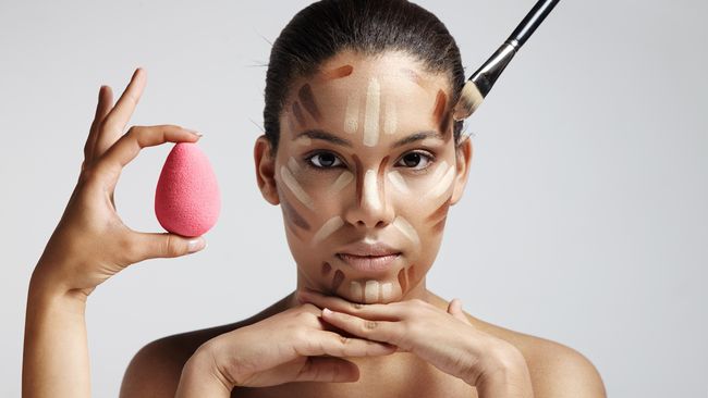 Make-up artist Dhirman Putra mengungkapkan ada kesalahan terbesar ketika seorang pemula menerapkan contouring di wajahnya agar jadi tirus.