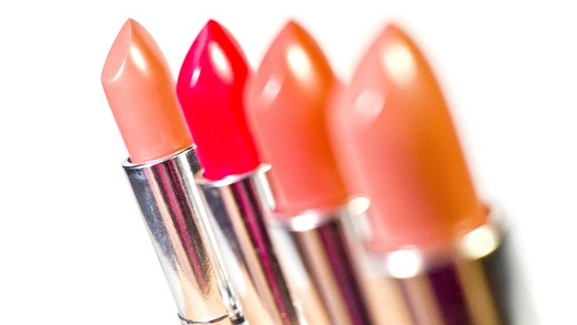 Tisu bisa digunakan untuk membantu lipstik agar bertahan lebih lama di bibir. Berikut trik aplikasinya.
