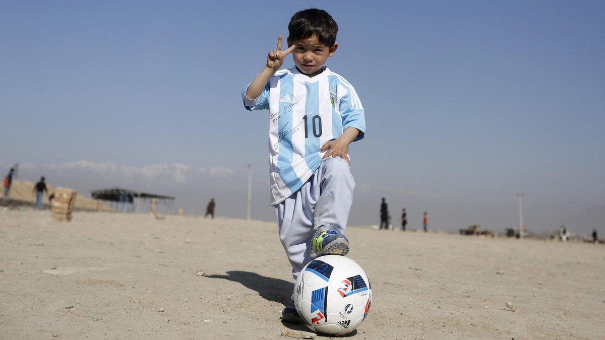Potret Murtaza Ahmadi dan Jersey Asli Messi