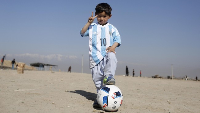Murtaza Ahmedi, bocah lima tahun asal Afghanistan yang menggemari Lionel Messi terpaksa diungsikan dari rumahnya ke Pakistan karena takut risiko penculikan.