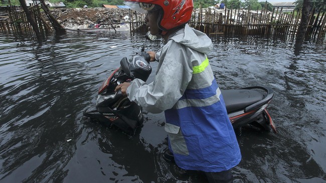 Tanggul Pantai Mutiara di kawasan Penjaringan, Jakarta Utara jebol, menyebabkan sejumlah rumah tergenang akibat air yang meluap. 