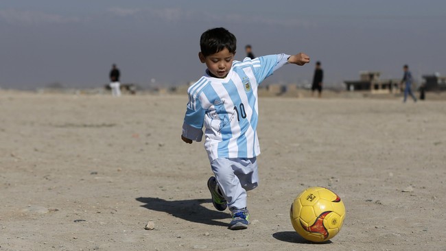 Potret Murtaza Ahmadi dan Jersey Asli Messi