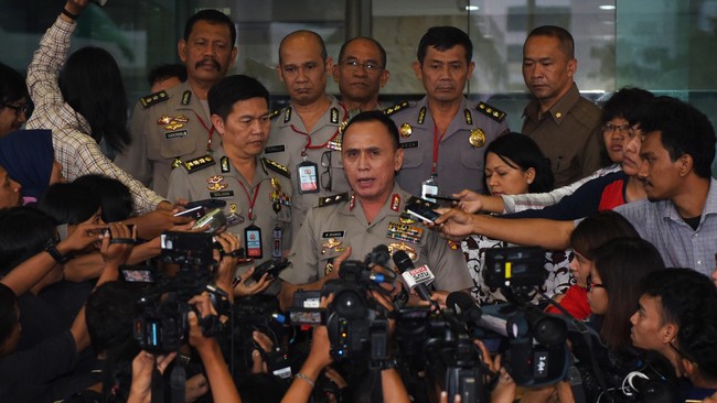 Tersangka mengaku mendapatkan username dan password secara tak sengaja. Ia hanya mengaku iseng saat memutar film porno itu di layar besar videotron.