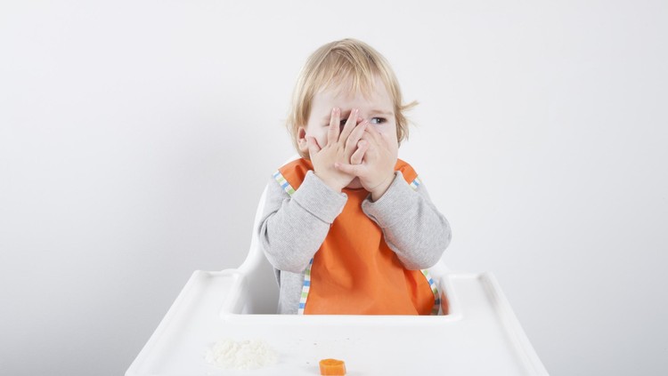 Ingin mengajarkan anak table manner sejak dini? Ikuti cara ini yuk, Bun.