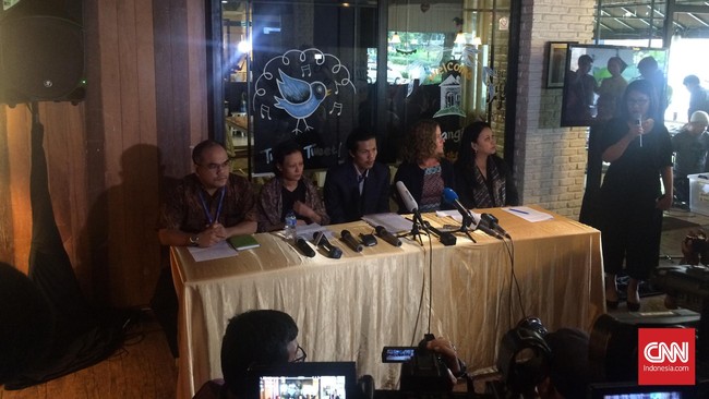 Penangkapan dua guru terpidana kasus pencabulan murid JIS dinilai berlebihan. 