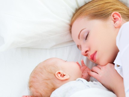 Pentingnya Menemani Bayi Tidur Sampai Usia 3 Tahun