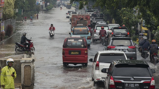 BMKG menyatakan terdapat peluang hujan ringan hingga sedang, dan juga perlu diwaspadai potensi gelombang besar untuk wilayah selatan.