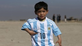 Potret Murtaza Ahmadi dan Jersey Asli Messi