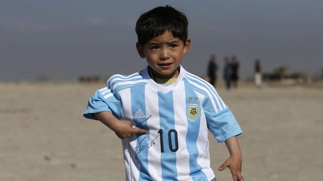 Diburu Taliban, Bocah Afghanistan Minta Bantuan Messi Murtaza Ahmadi, seorang bocah dari Afghanistan meminta bantuan Lionel Messi karena diburu Taliban.