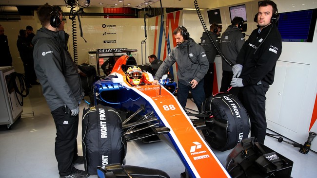 Pembalap tim Manor Racing asal Indonesia Rio Haryanto berusaha tampil maksimal saat menjalani tes terakhir di Sirkuit Katalonia, Barcelona, Spanyol.