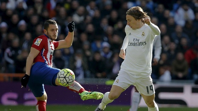 Real Madrid yang tampil di kandang sendiri mencoba mendominasi permainan atas rival sekotanya, Atletico Madrid.