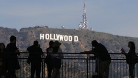 Warner Bros Berniat Bikin Kereta Gantung ke Bukit 'Hollywood'