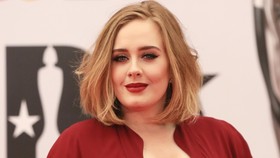 Adele Hampir Jadi 'Penghulu' Pernikahan Amy Schumer