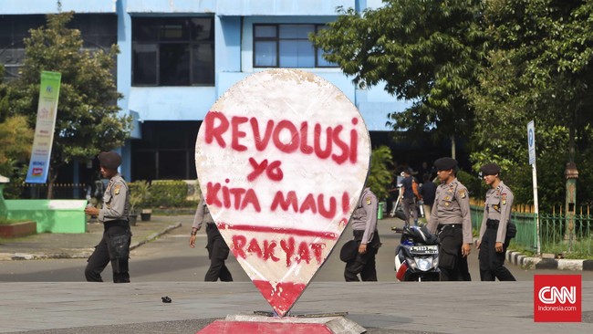 Southeast Asia Freedom of Expression Network menyebut Polri sebagai pelindung aksi pengekangan terhadap kebebasan hak sipil warga negara.