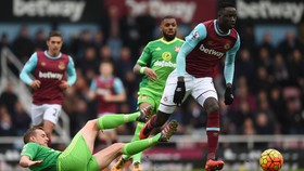 West Ham United Tundukkan Sunderland di Upton Park